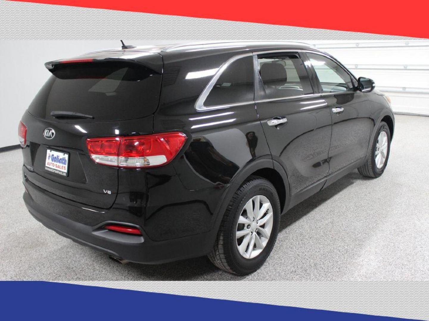 2017 Kia Sorento LX V6 2WD (5XYPG4A55HG) with an 3.3L V6 DOHC 24V engine, 6A transmission, located at 5170 N La Cholla Blvd, Tucson, AZ, 85705, (520) 989-0282, 32.228245, -111.011742 - 2017 Kia Sorento - Photo#2