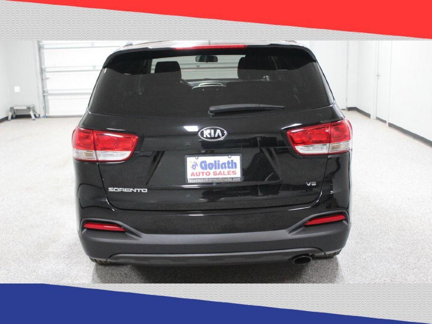 2017 Kia Sorento LX V6 2WD (5XYPG4A55HG) with an 3.3L V6 DOHC 24V engine, 6A transmission, located at 5170 N La Cholla Blvd, Tucson, AZ, 85705, (520) 989-0282, 32.228245, -111.011742 - 2017 Kia Sorento - Photo#3