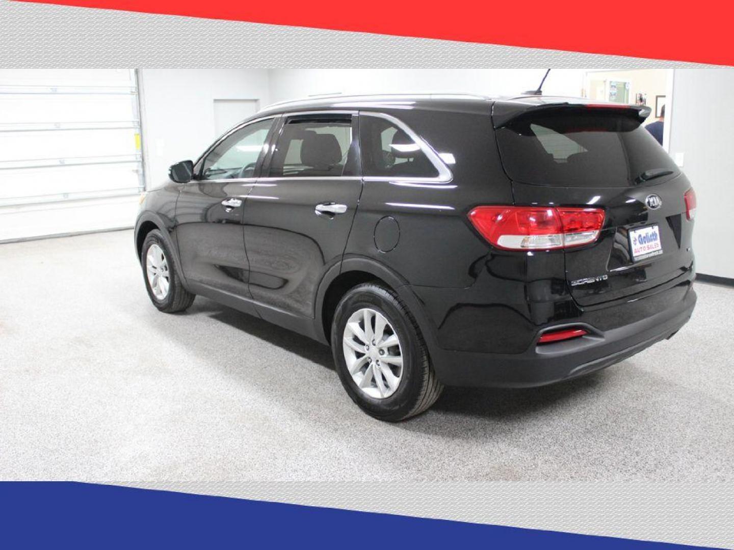 2017 Kia Sorento LX V6 2WD (5XYPG4A55HG) with an 3.3L V6 DOHC 24V engine, 6A transmission, located at 5170 N La Cholla Blvd, Tucson, AZ, 85705, (520) 989-0282, 32.228245, -111.011742 - 2017 Kia Sorento - Photo#4
