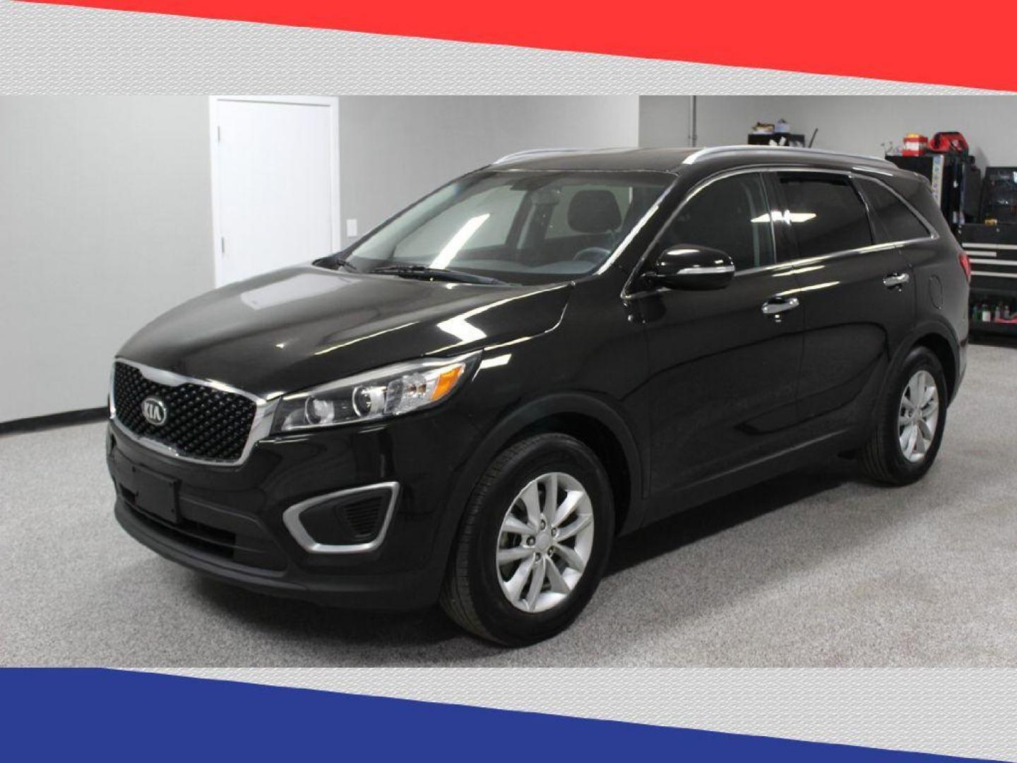 2017 Kia Sorento LX V6 2WD (5XYPG4A55HG) with an 3.3L V6 DOHC 24V engine, 6A transmission, located at 5170 N La Cholla Blvd, Tucson, AZ, 85705, (520) 989-0282, 32.228245, -111.011742 - 2017 Kia Sorento - Photo#6
