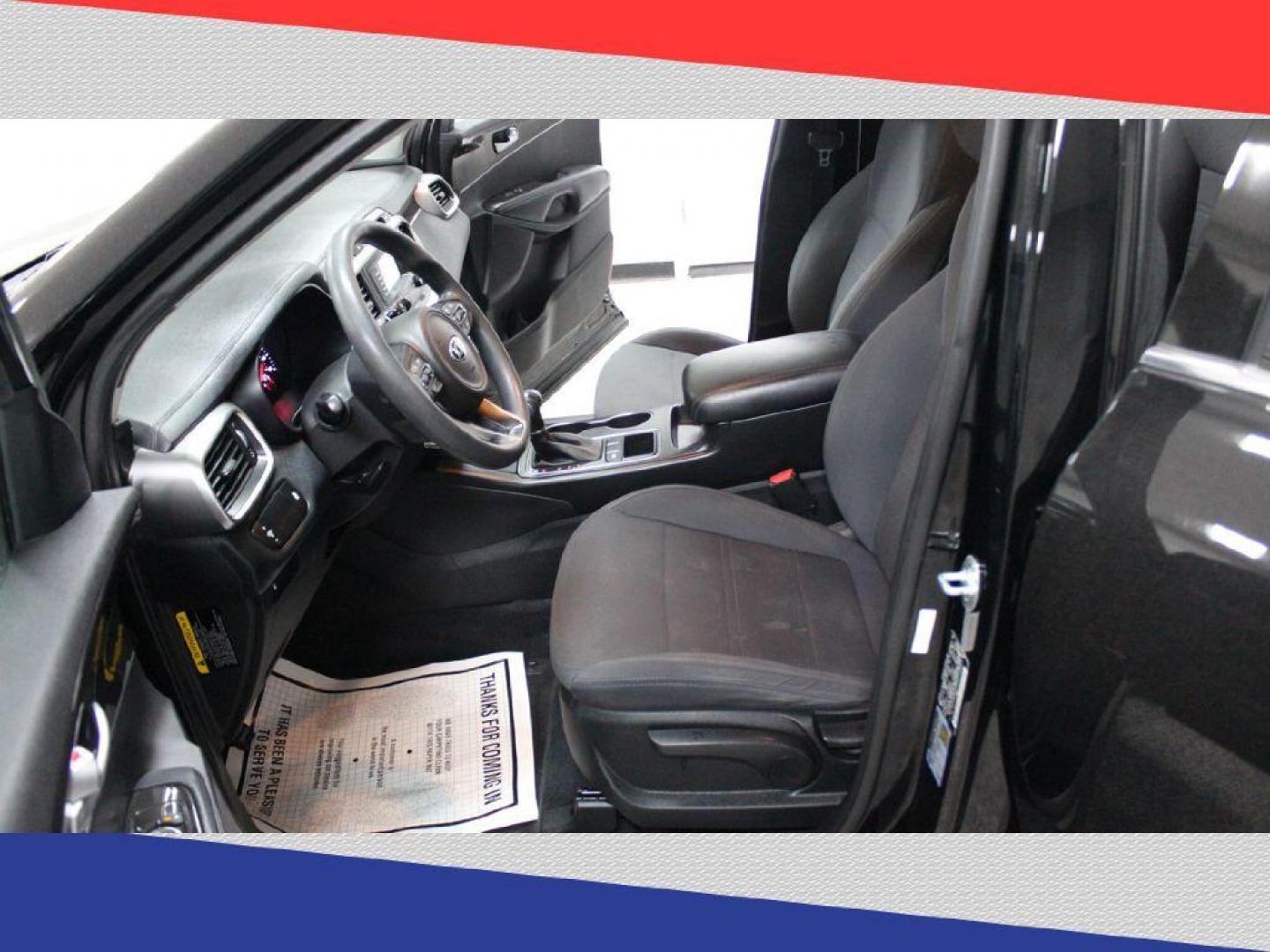 2017 Kia Sorento LX V6 2WD (5XYPG4A55HG) with an 3.3L V6 DOHC 24V engine, 6A transmission, located at 5170 N La Cholla Blvd, Tucson, AZ, 85705, (520) 989-0282, 32.228245, -111.011742 - 2017 Kia Sorento - Photo#10