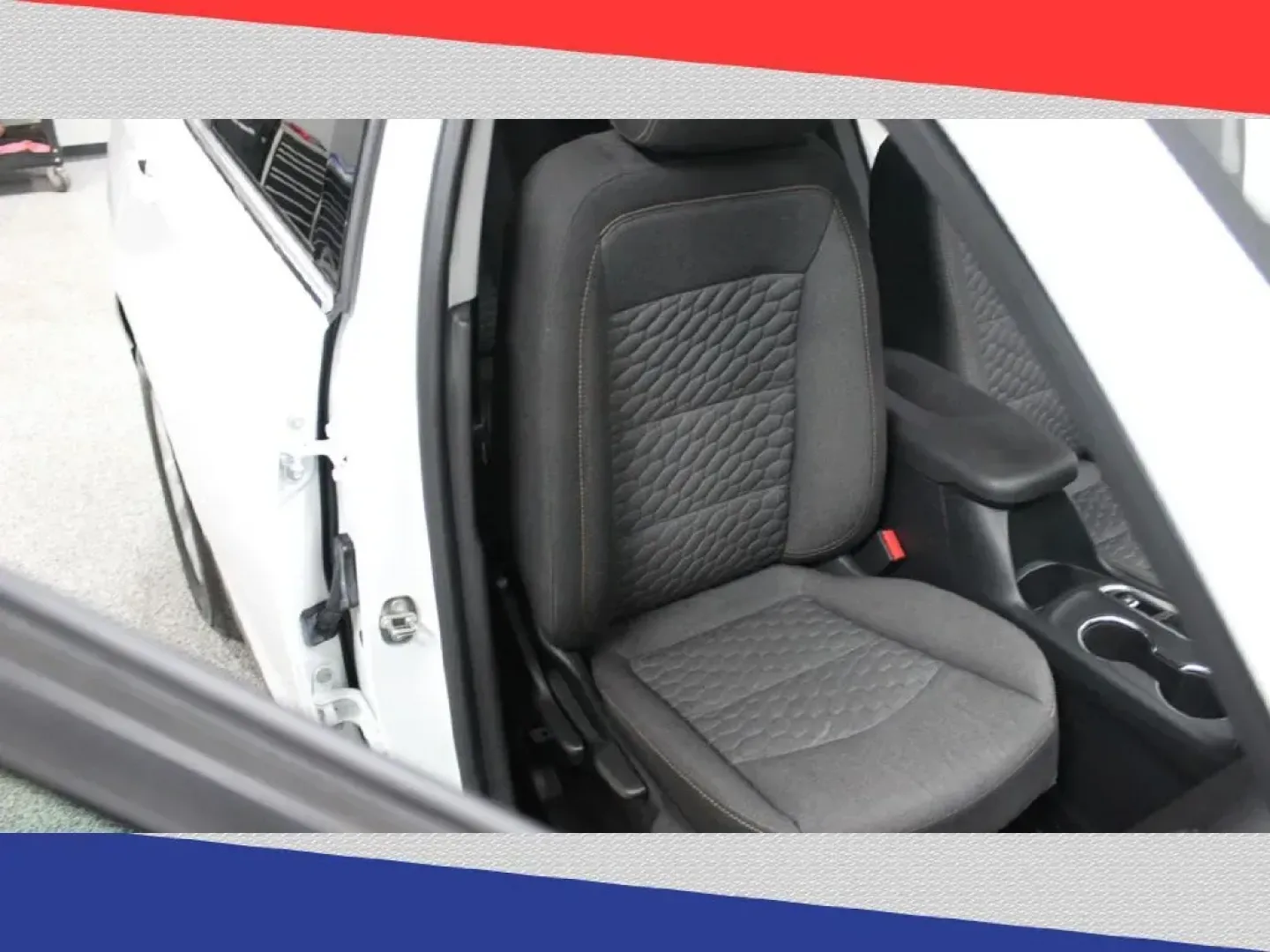 2019 Chevrolet Equinox LT 2WD (3GNAXKEV4KS) with an 1.5L L4 DIR DOHC 16V TURBO engine, 6A transmission, located at 5170 N La Cholla Blvd, Tucson, AZ, 85705, (520) 989-0282, 32.228245, -111.011742 - 2019 Chevrolet Equinox - Photo#30