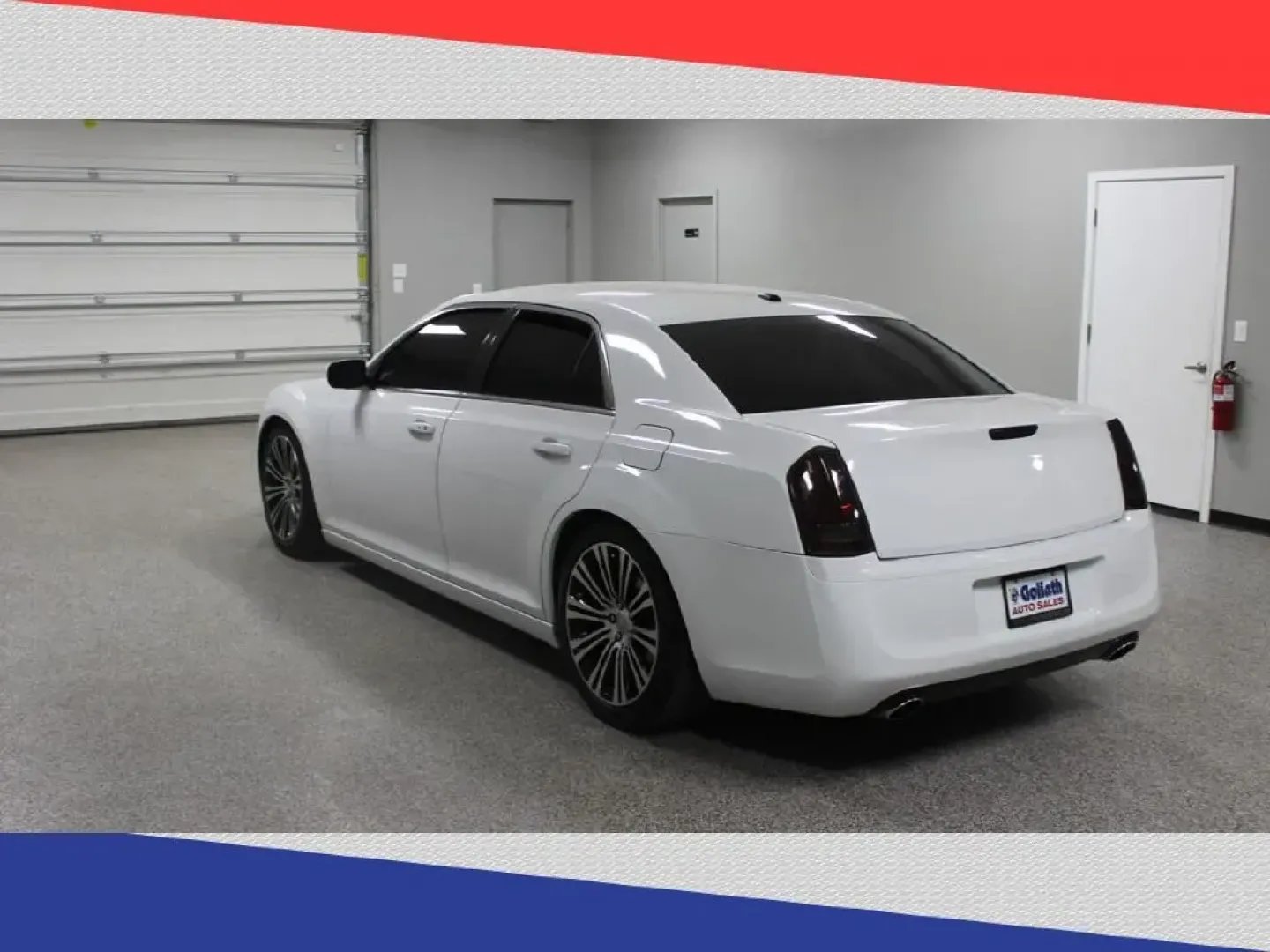 2012 Chrysler 300 S V6 RWD (2C3CCABG6CH) with an 3.6L V6 DOHC 24V engine, 8-Speed Automatic transmission, located at 5170 N La Cholla Blvd, Tucson, AZ, 85705, (520) 989-0282, 32.228245, -111.011742 - 2012 Chrysler 300 - Photo#4