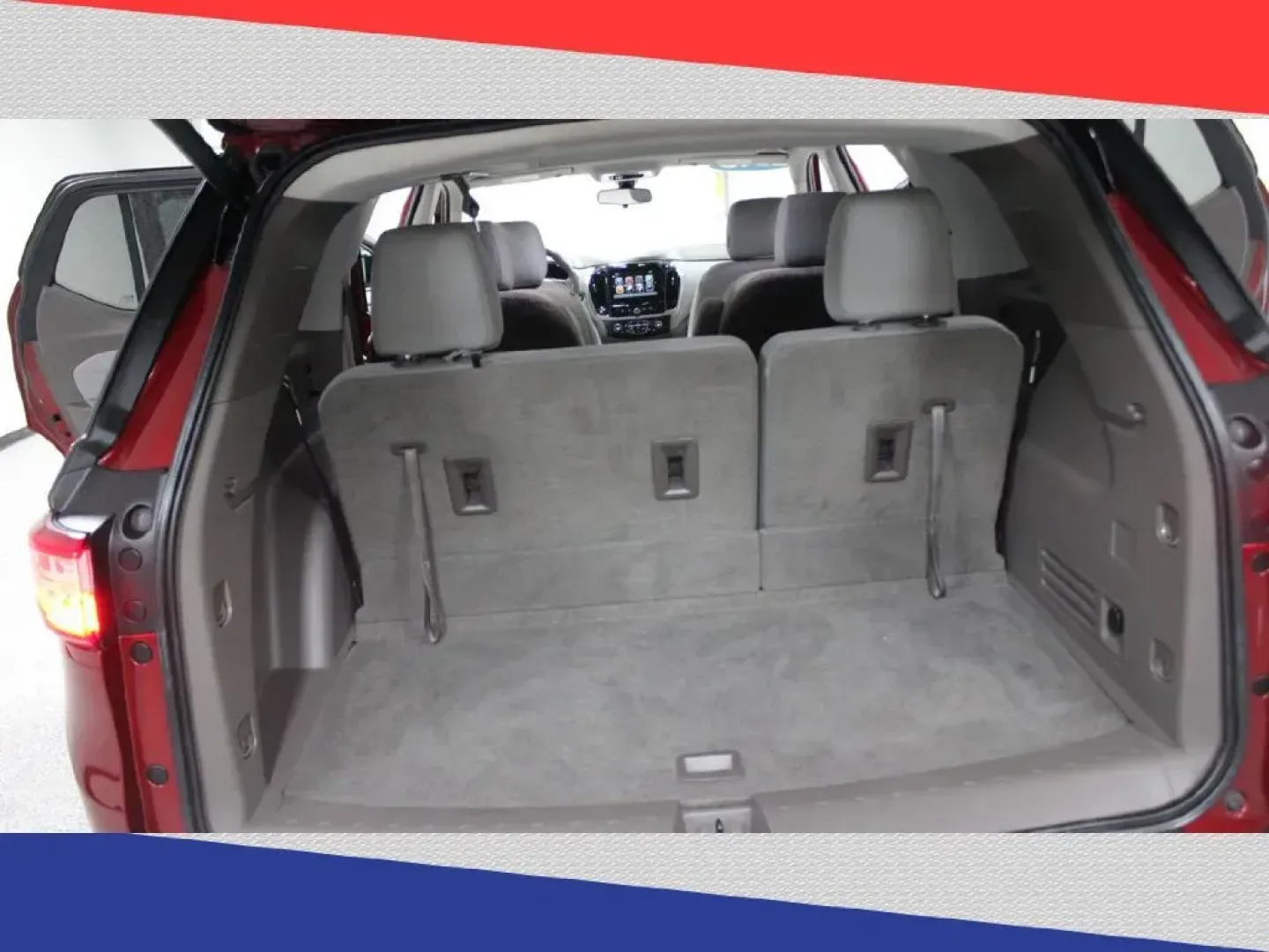 2019 Chevrolet Traverse LT Cloth FWD (1GNERGKW0KJ) with an 3.6L V6 DOHC 24V engine, 9A transmission, located at 5170 N La Cholla Blvd, Tucson, AZ, 85705, (520) 989-0282, 32.228245, -111.011742 - 2019 Chevrolet Traverse - Photo#26
