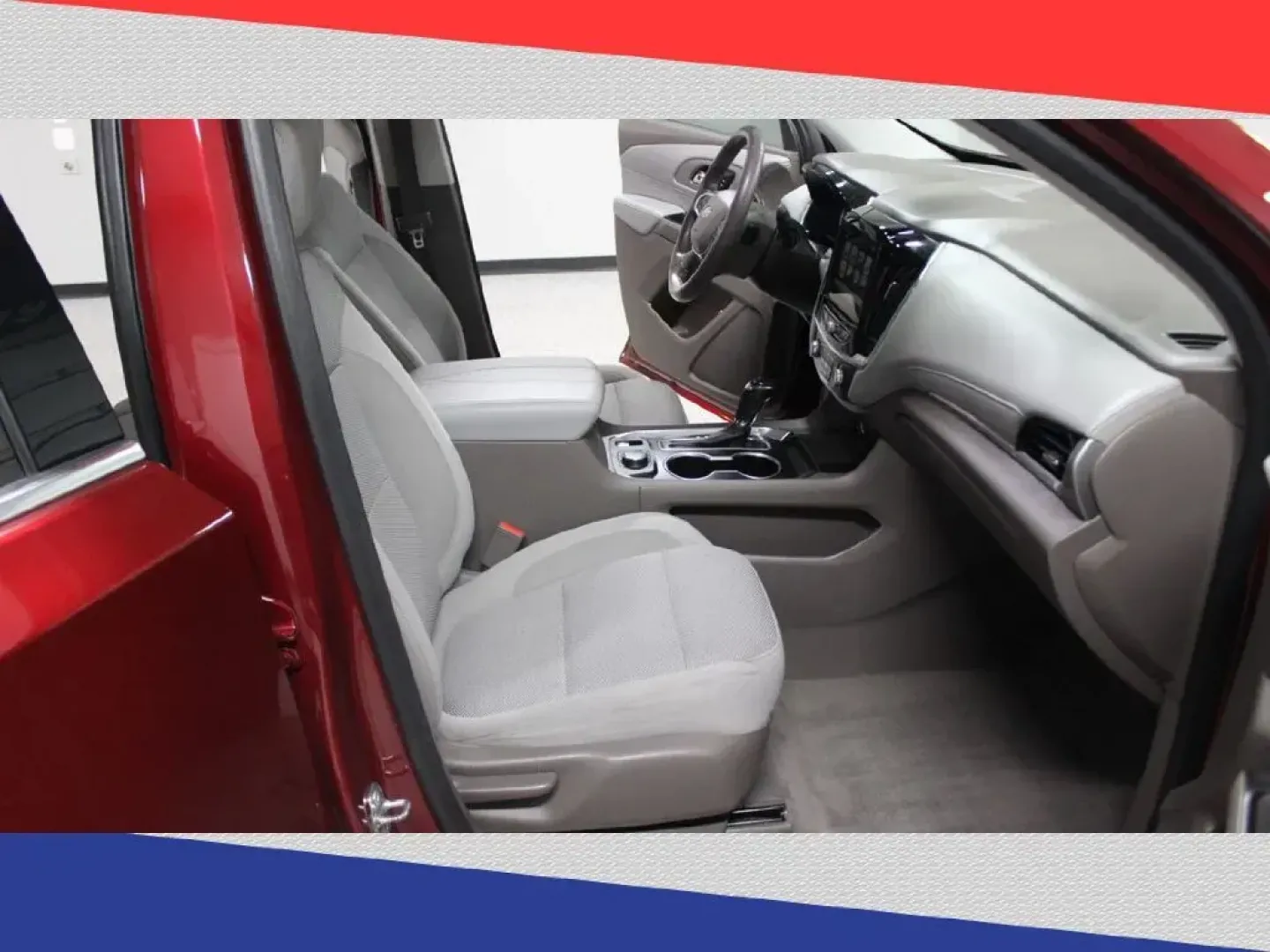 2019 Chevrolet Traverse LT Cloth FWD (1GNERGKW0KJ) with an 3.6L V6 DOHC 24V engine, 9A transmission, located at 5170 N La Cholla Blvd, Tucson, AZ, 85705, (520) 989-0282, 32.228245, -111.011742 - 2019 Chevrolet Traverse - Photo#32