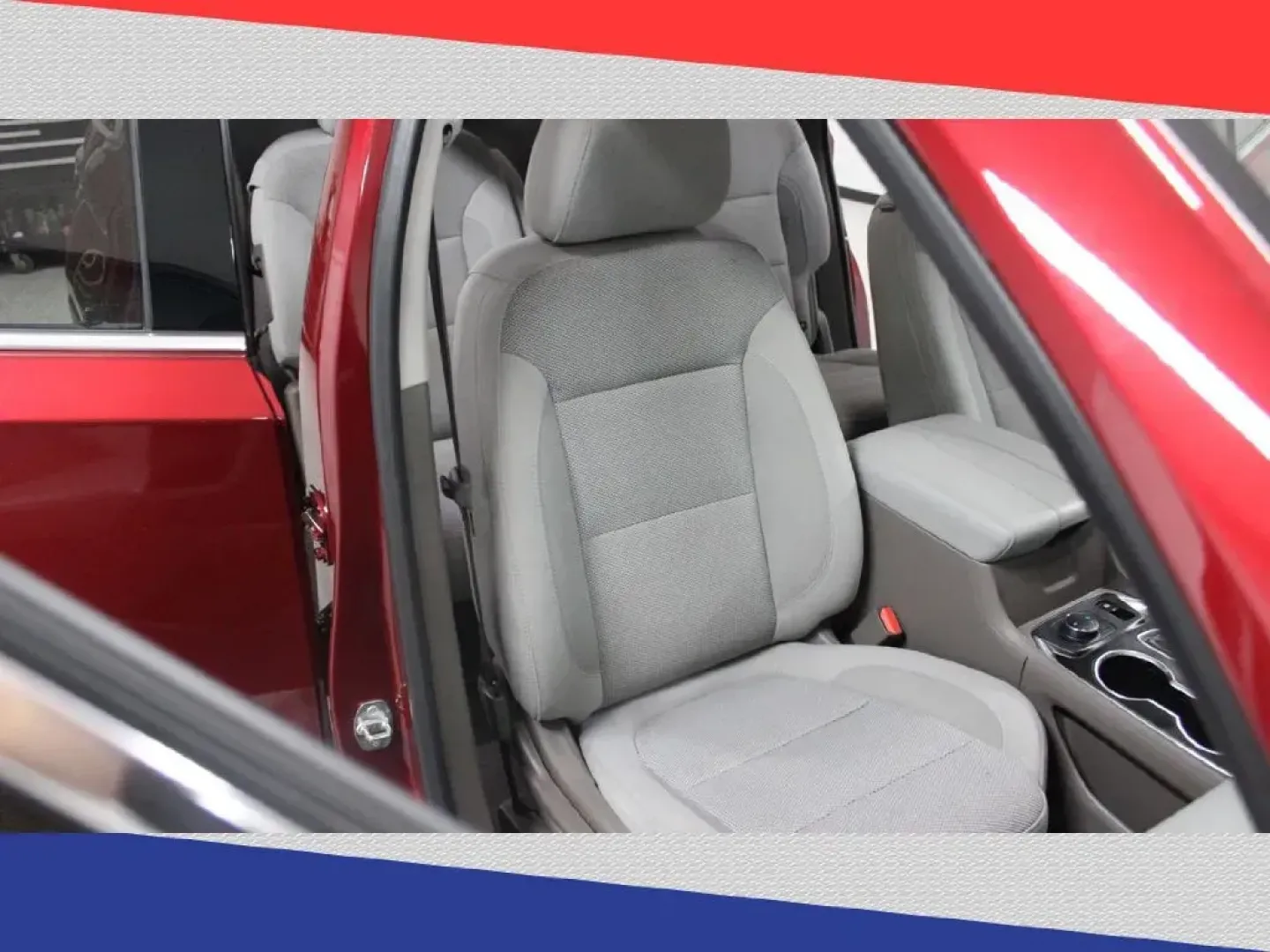 2019 Chevrolet Traverse LT Cloth FWD (1GNERGKW0KJ) with an 3.6L V6 DOHC 24V engine, 9A transmission, located at 5170 N La Cholla Blvd, Tucson, AZ, 85705, (520) 989-0282, 32.228245, -111.011742 - 2019 Chevrolet Traverse - Photo#33