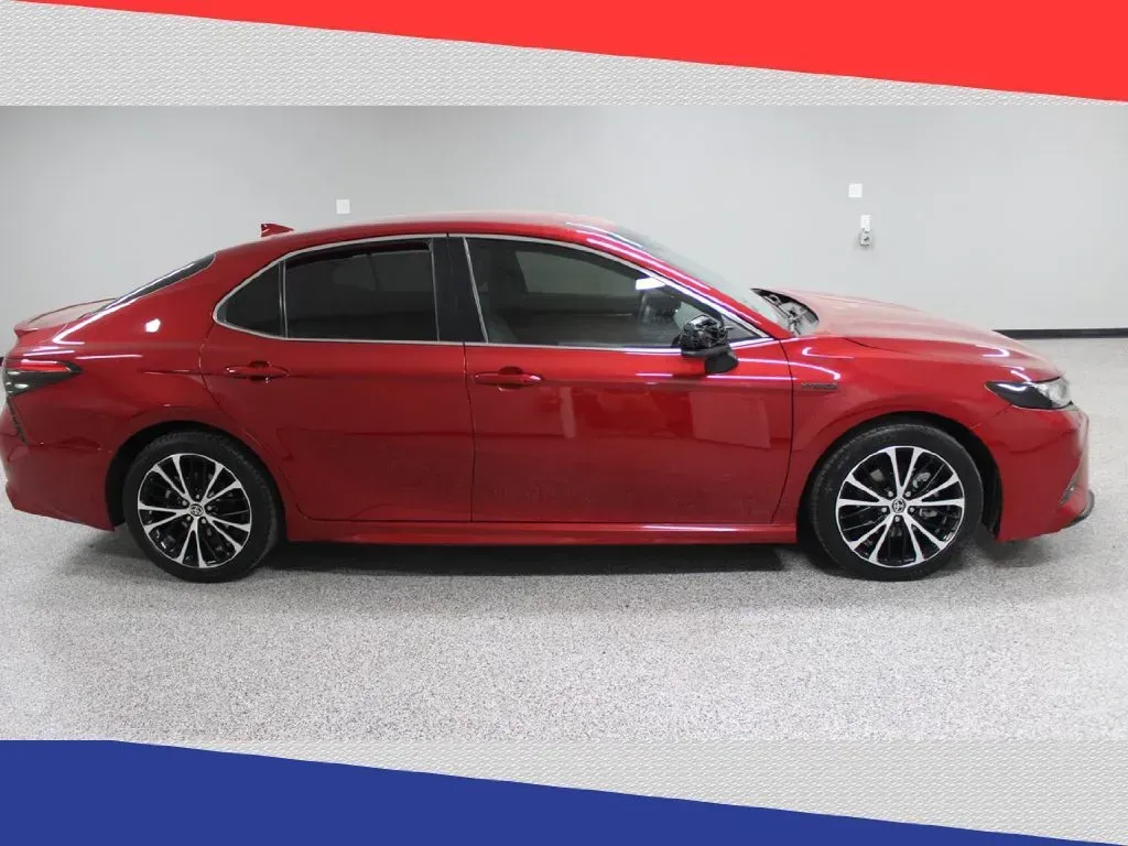 2020 Toyota Camry Hybrid SE (4T1G31AK2LU) with an 2.5L L4 DOHC 16V HYBRID engine, CVT transmission, located at 5170 N La Cholla Blvd, Tucson, AZ, 85705, (520) 989-0282, 32.228245, -111.011742 - **Elevate Your Commute with the 2020 Toyota Camry Hybrid SE at Goliath Auto Sales!**<br /> <br /> Are you ready to enhance your daily drive with a reliable, stylish, and fuel-efficient sedan? Look no further than the stunning 2020 Toyota Camry Hybrid SE available at Goliath Auto Sales, located at 51 - Photo#1