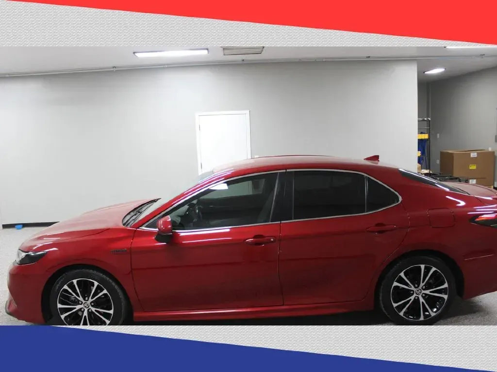 2020 Toyota Camry Hybrid SE (4T1G31AK2LU) with an 2.5L L4 DOHC 16V HYBRID engine, CVT transmission, located at 5170 N La Cholla Blvd, Tucson, AZ, 85705, (520) 989-0282, 32.228245, -111.011742 - **Elevate Your Commute with the 2020 Toyota Camry Hybrid SE at Goliath Auto Sales!**<br /> <br /> Are you ready to enhance your daily drive with a reliable, stylish, and fuel-efficient sedan? Look no further than the stunning 2020 Toyota Camry Hybrid SE available at Goliath Auto Sales, located at 51 - Photo#5