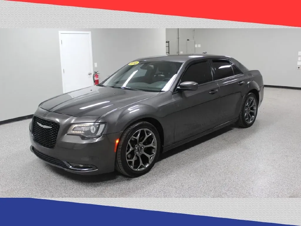 2016 Chrysler 300 S V6 RWD (2C3CCABG8GH) with an 3.6L V6 DOHC 24V engine, 8A transmission, located at 5170 N La Cholla Blvd, Tucson, AZ, 85705, (520) 989-0282, 32.228245, -111.011742 - **Unleash Your Drive with the 2016 Chrysler 300 Ideal for Stylish Commuters and Weekend Adventurers!**<br /> <br /> Are you ready to elevate your daily commute while making a bold statement on the roads? Look no further than this stunning 2016 Chrysler 300! With its sleek gray exterior and luxuriou - Photo#6