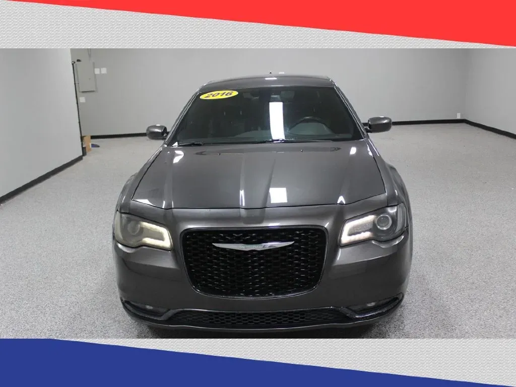 2016 Chrysler 300 S V6 RWD (2C3CCABG8GH) with an 3.6L V6 DOHC 24V engine, 8A transmission, located at 5170 N La Cholla Blvd, Tucson, AZ, 85705, (520) 989-0282, 32.228245, -111.011742 - **Unleash Your Drive with the 2016 Chrysler 300 Ideal for Stylish Commuters and Weekend Adventurers!**<br /> <br /> Are you ready to elevate your daily commute while making a bold statement on the roads? Look no further than this stunning 2016 Chrysler 300! With its sleek gray exterior and luxuriou - Photo#7