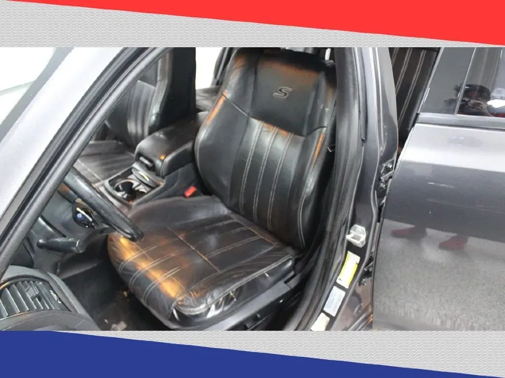 2016 Chrysler 300 S V6 RWD (2C3CCABG8GH) with an 3.6L V6 DOHC 24V engine, 8A transmission, located at 5170 N La Cholla Blvd, Tucson, AZ, 85705, (520) 989-0282, 32.228245, -111.011742 - **Unleash Your Drive with the 2016 Chrysler 300 Ideal for Stylish Commuters and Weekend Adventurers!**<br /> <br /> Are you ready to elevate your daily commute while making a bold statement on the roads? Look no further than this stunning 2016 Chrysler 300! With its sleek gray exterior and luxuriou - Photo#11