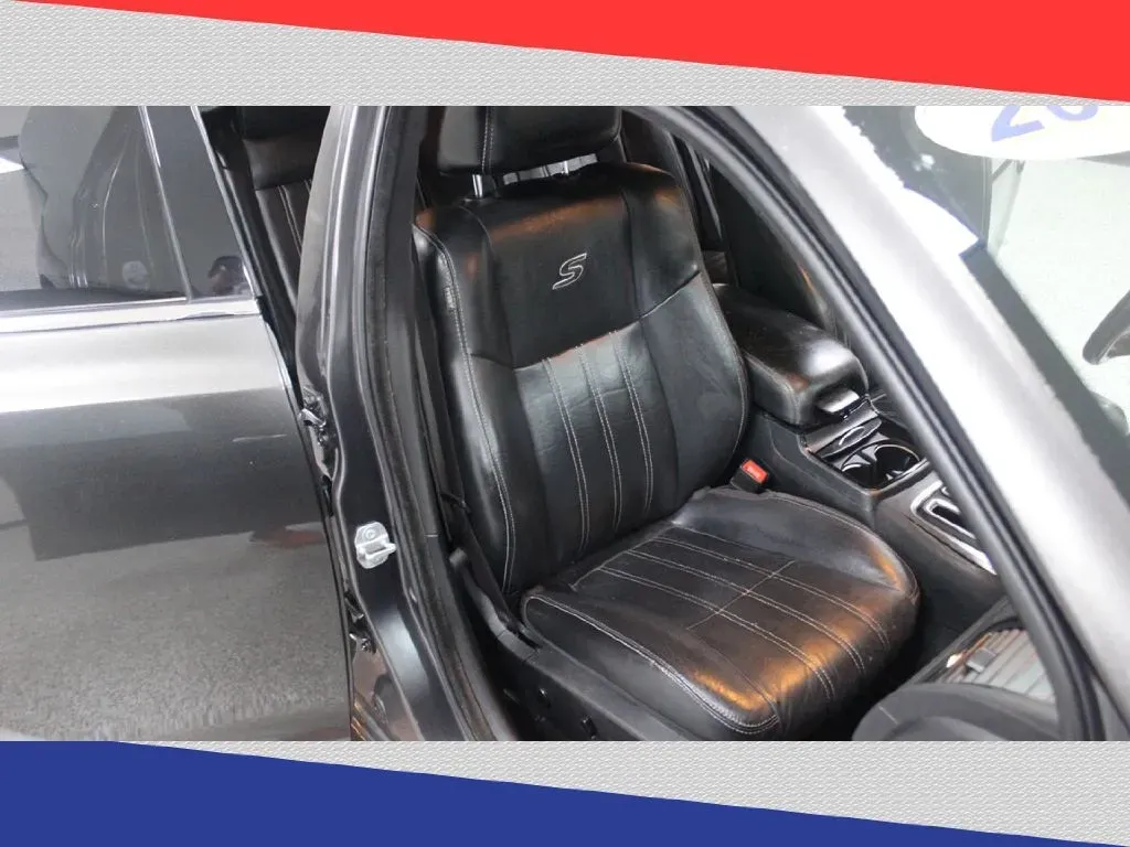 2016 Chrysler 300 S V6 RWD (2C3CCABG8GH) with an 3.6L V6 DOHC 24V engine, 8A transmission, located at 5170 N La Cholla Blvd, Tucson, AZ, 85705, (520) 989-0282, 32.228245, -111.011742 - **Unleash Your Drive with the 2016 Chrysler 300 Ideal for Stylish Commuters and Weekend Adventurers!**<br /> <br /> Are you ready to elevate your daily commute while making a bold statement on the roads? Look no further than this stunning 2016 Chrysler 300! With its sleek gray exterior and luxuriou - Photo#27