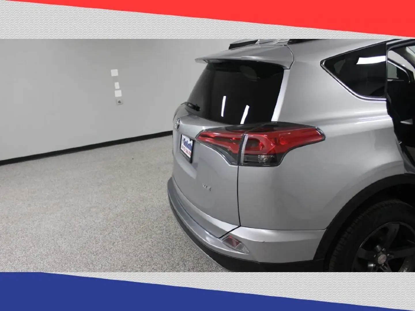 2017 Toyota RAV4 XLE FWD (2T3WFREV2HW) with an 2.5L L4 DOHC 16V engine, 6A transmission, located at 5170 N La Cholla Blvd, Tucson, AZ, 85705, (520) 989-0282, 32.228245, -111.011742 - Are you ready for new adventures on the open road? The 2017 Toyota RAV4 is your perfect companion for weekend escapes, family outings, and daily commutes around Tucson, AZ. This versatile and spacious SUV is designed to make every journey enjoyable, whether you're heading to the Tucson Botanical Gar - Photo#30