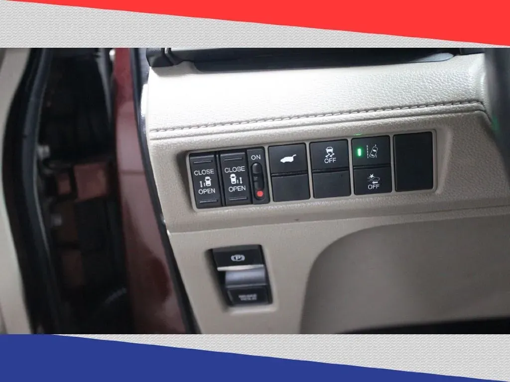 2018 Honda Odyssey EXR (5FNRL6H76JB) with an 3.5L V6 SOHC 24V engine, 6A transmission, located at 5170 N La Cholla Blvd, Tucson, AZ, 85705, (520) 989-0282, 32.228245, -111.011742 - **Discover the Ideal Family Adventure with the 2018 Honda Odyssey at Goliath Auto Sales!**<br /> <br /> Are you looking for a reliable and spacious vehicle that can comfortably accommodate your growing family while providing the ultimate convenience for your everyday adventures? Look no further than - Photo#13