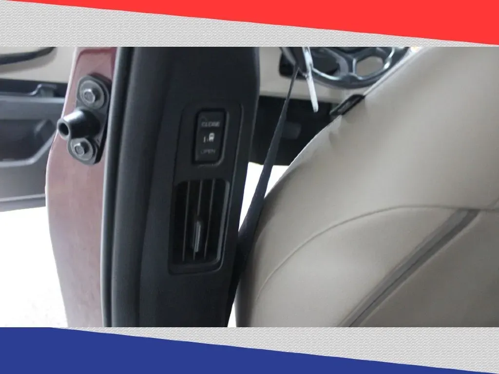 2018 Honda Odyssey EXR (5FNRL6H76JB) with an 3.5L V6 SOHC 24V engine, 6A transmission, located at 5170 N La Cholla Blvd, Tucson, AZ, 85705, (520) 989-0282, 32.228245, -111.011742 - **Discover the Ideal Family Adventure with the 2018 Honda Odyssey at Goliath Auto Sales!**<br /> <br /> Are you looking for a reliable and spacious vehicle that can comfortably accommodate your growing family while providing the ultimate convenience for your everyday adventures? Look no further than - Photo#24