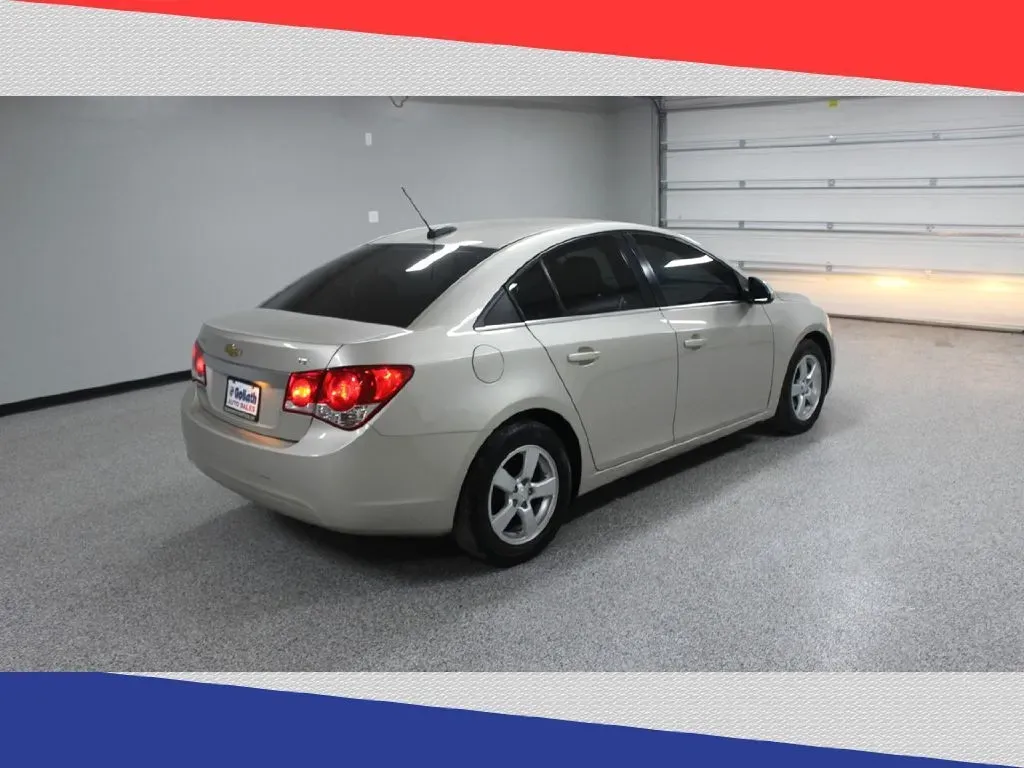 2016 Chevrolet Cruze 2LT Auto (1G1PE5SB8G7) with an 1.4L L4 DOHC 16V TURBO engine, 6-Speed Automatic transmission, located at 5170 N La Cholla Blvd, Tucson, AZ, 85705, (520) 989-0282, 32.228245, -111.011742 - Are you looking for the perfect blend of style, efficiency, and affordability for your daily commute or weekend adventures? Look no further than this vibrant 2016 Chevrolet Cruze sedan available at Goliath Auto Sales in Tucson, AZ. With its sleek design and impressive fuel economy, this pre-owned ge - Photo#2