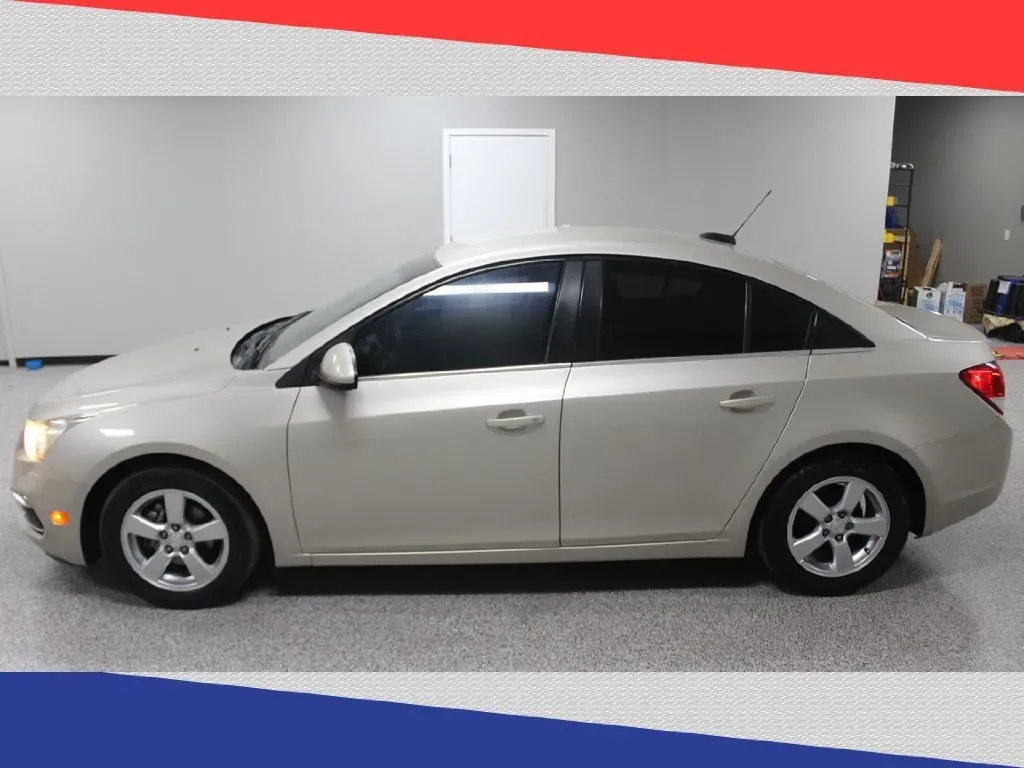 2016 Chevrolet Cruze 2LT Auto (1G1PE5SB8G7) with an 1.4L L4 DOHC 16V TURBO engine, 6-Speed Automatic transmission, located at 5170 N La Cholla Blvd, Tucson, AZ, 85705, (520) 989-0282, 32.228245, -111.011742 - Are you looking for the perfect blend of style, efficiency, and affordability for your daily commute or weekend adventures? Look no further than this vibrant 2016 Chevrolet Cruze sedan available at Goliath Auto Sales in Tucson, AZ. With its sleek design and impressive fuel economy, this pre-owned ge - Photo#5