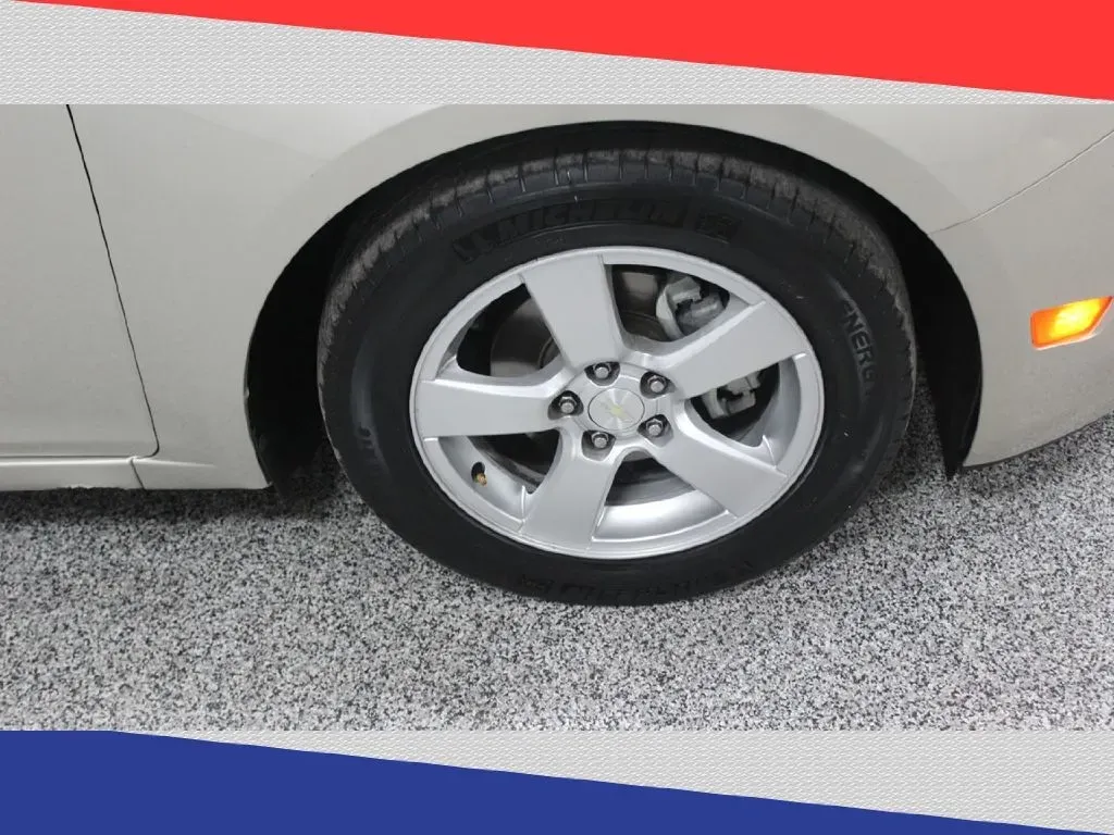 2016 Chevrolet Cruze 2LT Auto (1G1PE5SB8G7) with an 1.4L L4 DOHC 16V TURBO engine, 6-Speed Automatic transmission, located at 5170 N La Cholla Blvd, Tucson, AZ, 85705, (520) 989-0282, 32.228245, -111.011742 - Are you looking for the perfect blend of style, efficiency, and affordability for your daily commute or weekend adventures? Look no further than this vibrant 2016 Chevrolet Cruze sedan available at Goliath Auto Sales in Tucson, AZ. With its sleek design and impressive fuel economy, this pre-owned ge - Photo#28