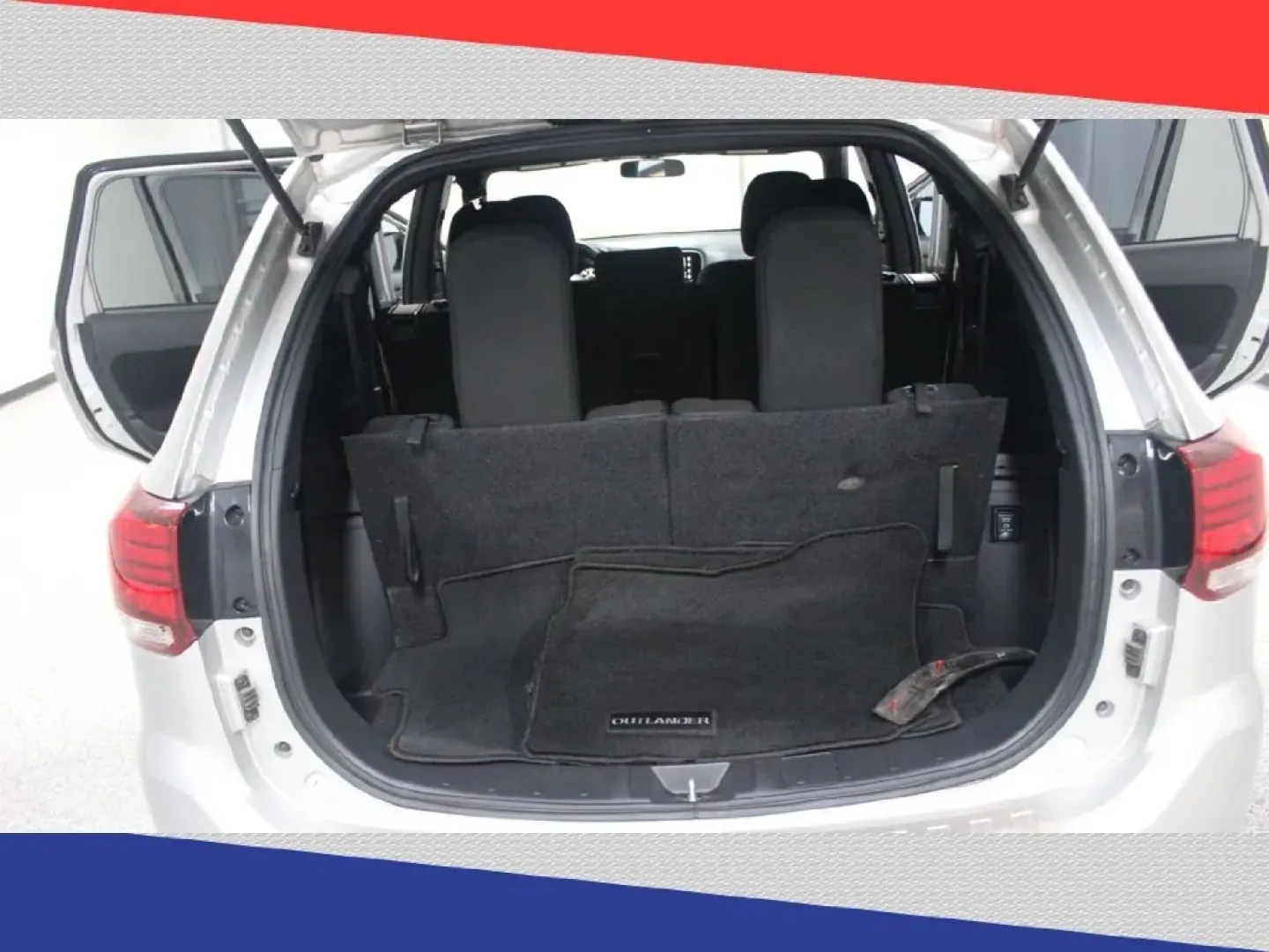 2018 Mitsubishi Outlander SEL AWD (JA4AZ3A38JZ) with an 2.4L L4 DOHC 16V engine, CVT transmission, located at 5170 N La Cholla Blvd, Tucson, AZ, 85705, (520) 989-0282, 32.228245, -111.011742 - Experience the ultimate blend of comfort, versatility, and style with this stunning 2018 Mitsubishi Outlander, now available at Goliath Auto Sales in Tucson, AZ. Whether you're a growing family in need of a spacious ride, a daily commuter looking for efficiency, or an adventurer ready for weekend ge - Photo#29