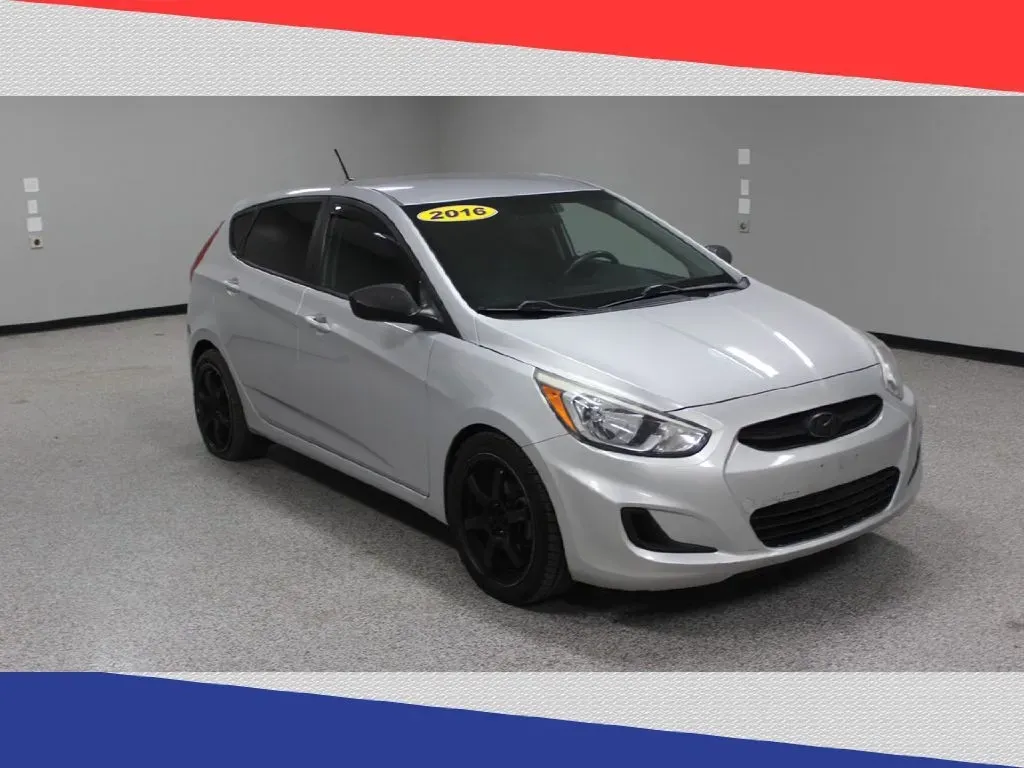 2016 Hyundai Accent SE 5-Door 6A (KMHCT5AE1GU) with an 1.6L L4 DOHC 16V engine, 6A transmission, located at 5170 N La Cholla Blvd, Tucson, AZ, 85705, (520) 989-0282, 32.228245, -111.011742 - Are you ready to elevate your daily commute or embark on weekend adventures? The 2016 Hyundai Accent Hatchback is the perfect blend of style, efficiency, and practicality, making it an ideal choice for budget-conscious buyers and growing families alike. With impressive fuel efficiency and a spacious - Photo#0