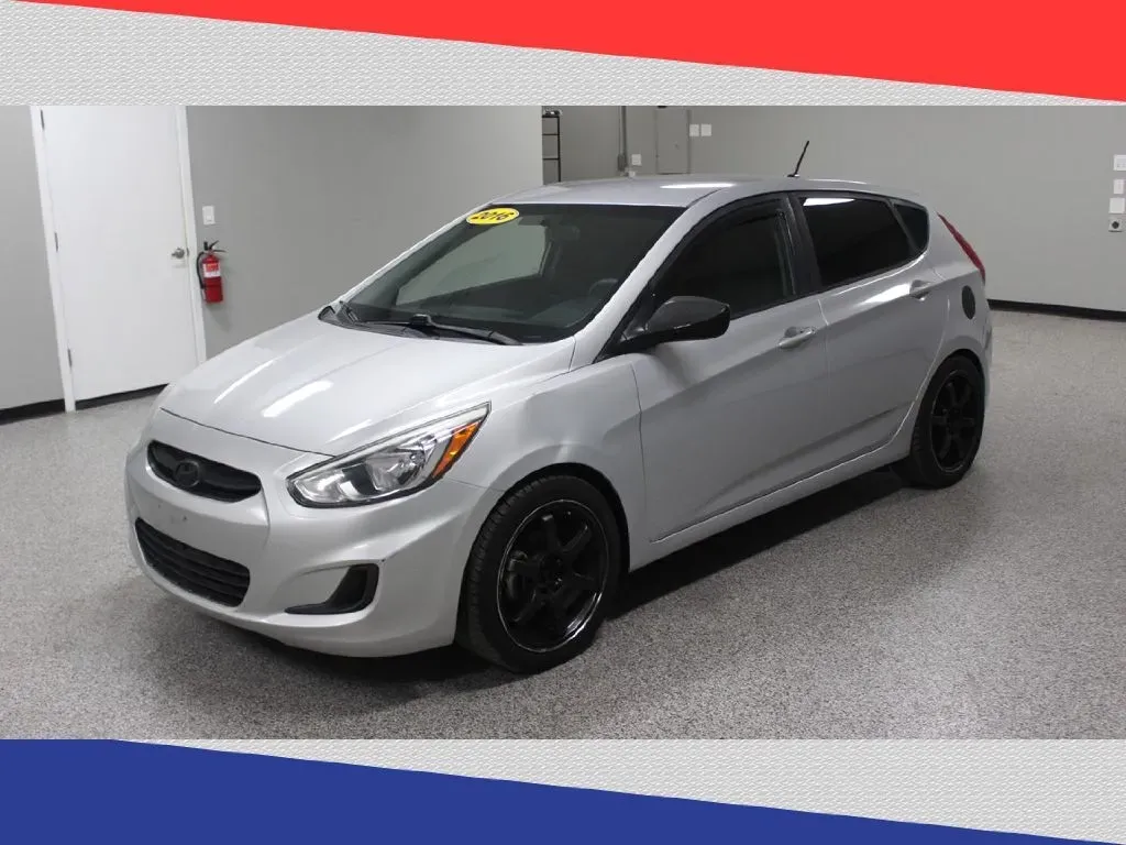 2016 Hyundai Accent SE 5-Door 6A (KMHCT5AE1GU) with an 1.6L L4 DOHC 16V engine, 6A transmission, located at 5170 N La Cholla Blvd, Tucson, AZ, 85705, (520) 989-0282, 32.228245, -111.011742 - Are you ready to elevate your daily commute or embark on weekend adventures? The 2016 Hyundai Accent Hatchback is the perfect blend of style, efficiency, and practicality, making it an ideal choice for budget-conscious buyers and growing families alike. With impressive fuel efficiency and a spacious - Photo#6