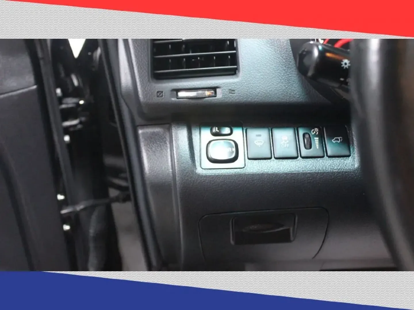 2013 Toyota Highlander Limited 2WD (5TDYK3EH1DS) with an 3.5L V6 DOHC 24V engine, 5-Speed Automatic transmission, located at 5170 N La Cholla Blvd, Tucson, AZ, 85705, (520) 989-0282, 32.228245, -111.011742 - Are you ready to elevate your family adventures or weekend getaways? Look no further than this 2013 Toyota Highlander, a perfect blend of space, comfort, and versatility. Ideal for growing families or those needing ample room for friends and gear, this SUV effortlessly accommodates up to seven passe - Photo#13