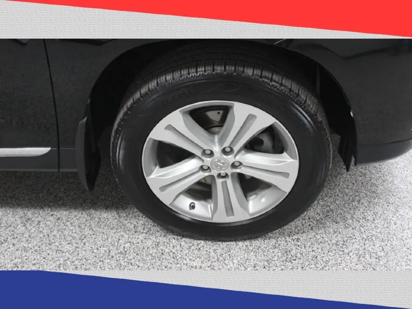 2013 Toyota Highlander Limited 2WD (5TDYK3EH1DS) with an 3.5L V6 DOHC 24V engine, 5-Speed Automatic transmission, located at 5170 N La Cholla Blvd, Tucson, AZ, 85705, (520) 989-0282, 32.228245, -111.011742 - Are you ready to elevate your family adventures or weekend getaways? Look no further than this 2013 Toyota Highlander, a perfect blend of space, comfort, and versatility. Ideal for growing families or those needing ample room for friends and gear, this SUV effortlessly accommodates up to seven passe - Photo#43